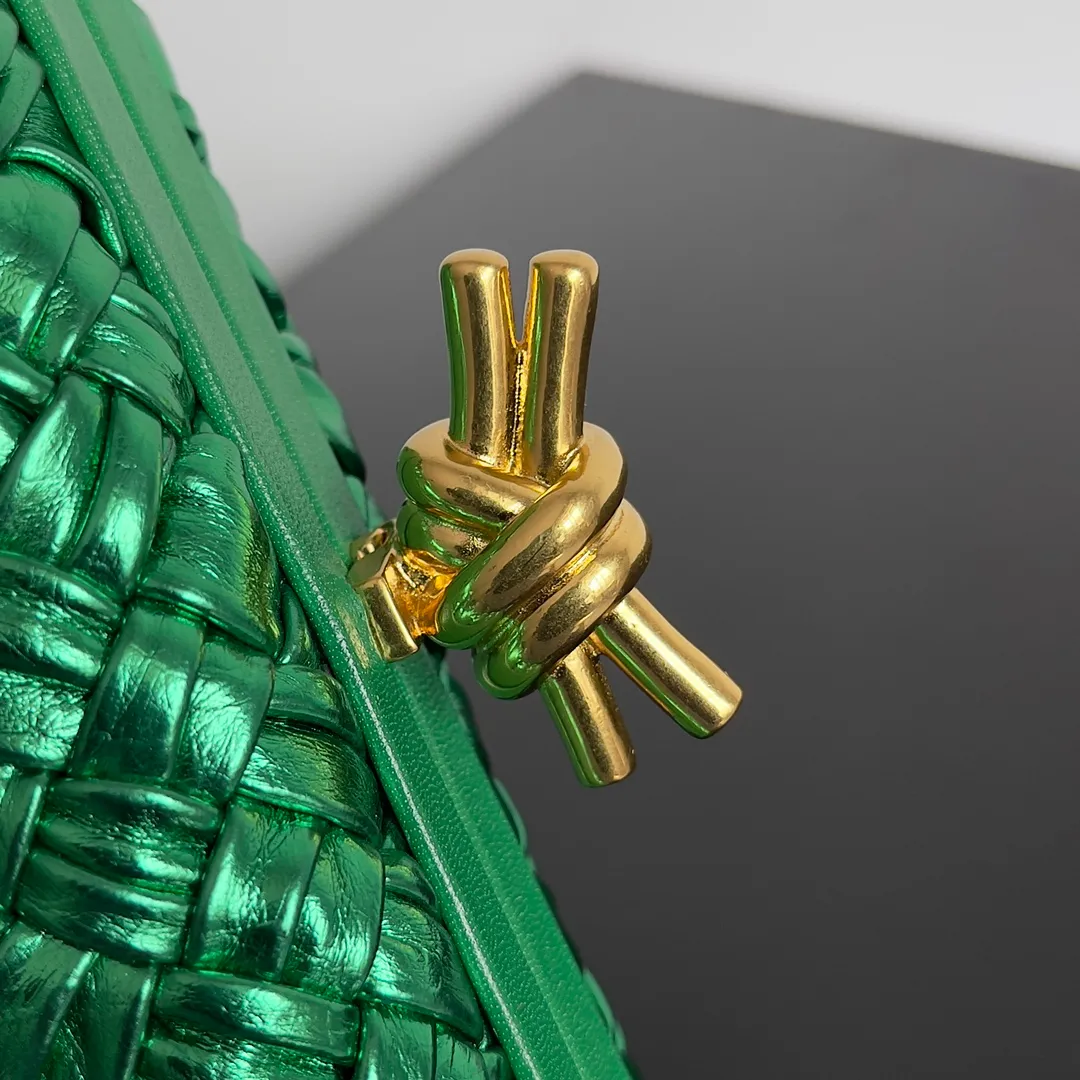Batch 2020 BV Knot | The classic return of the evening bag. Original leather ➕ Stainless steel hardware ➕ 24k real gold plating ➕ Fully handmade. Those who know the history of our brand should have heard that the knot is a story of Bottega Veneta, and it is also one of the more important design elements. Matthieu Blazy's work this season sublimates Knot's classics, with a new knot design and a woven shoulder strap, plus Fouland Intreccio's weaving technology, adding some fashion to the retro and nostalgic feel of the past. Style number: 717622 Size: 20.5*6*12.5